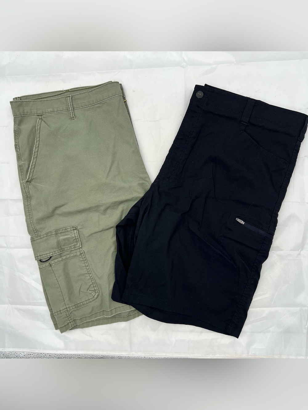 J051 Wrangler Men's Cargo Shorts - Olive and Black